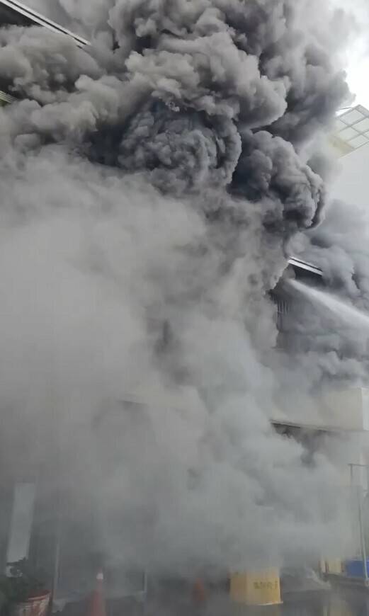 滾滾濃煙從鐵皮倉庫竄升,顯得很驚人。(台中市消防局提供) 滾滾濃煙從鐵皮倉庫竄升,顯得很驚人。(台中市消防局提供)