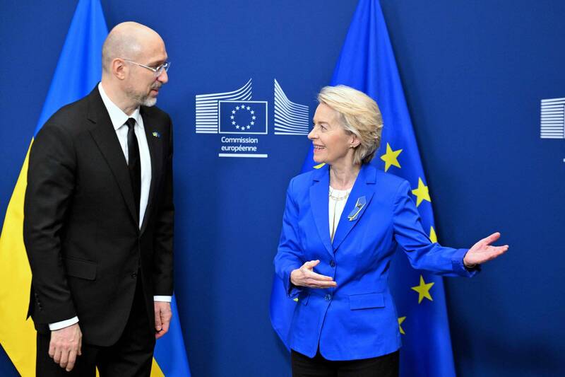 歐盟執委會主席馮德萊恩（右）與烏克蘭總理什米哈爾（左）。（法新社檔案照）