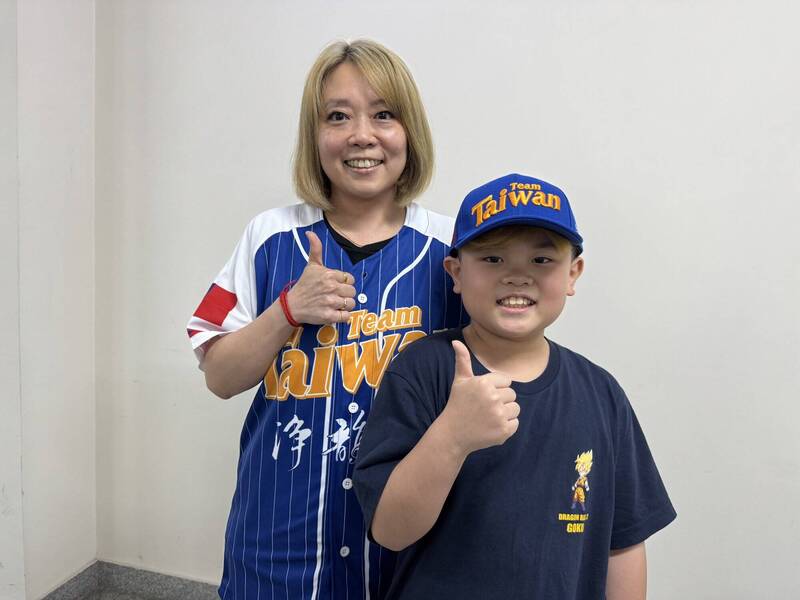 西藏精神領袖達賴喇嘛6日慶祝90歲生日時，戴上綉有Team Taiwan帽子引起關注。來自台灣、負責獻禮的9歲葉信佑小朋友表示，為了與達賴喇嘛交談，他特地用英文練習了賀詞，成功送禮非常開心。（中央社）