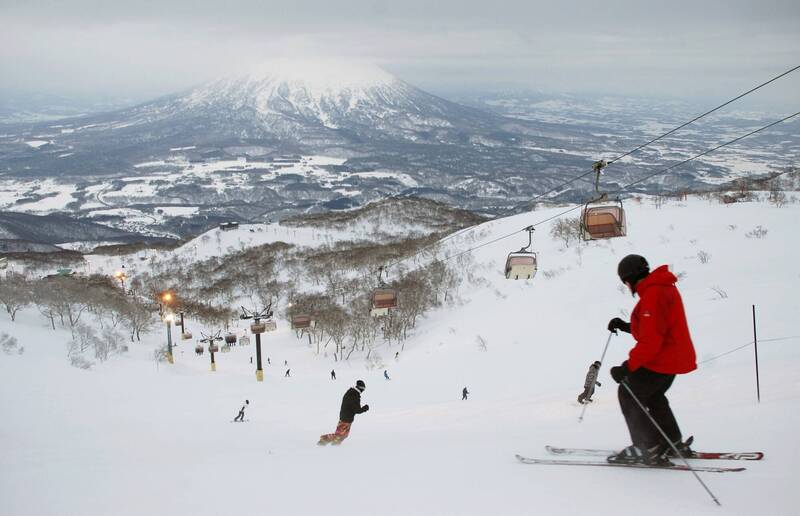 日本北海道羊蹄山又被称为「虾夷富士」，是划雪胜地；山脚下俱知安町巽地区爆中国人违法伐林开发。（美联档案照）