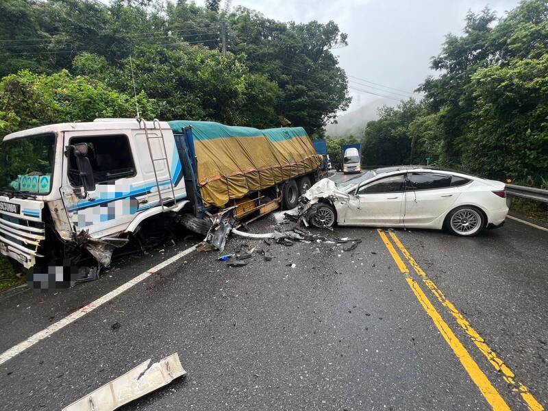 北宜公路上特斯拉與大貨車車禍。(記者鄭景議翻攝) 北宜公路上特斯拉與大貨車車禍。(記者鄭景議翻攝)