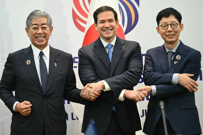 美國務卿魯比歐（中）、日本外務大臣岩屋毅（左）、南韓外交副部長朴潤柱（右）舉行三方會談。（路透）