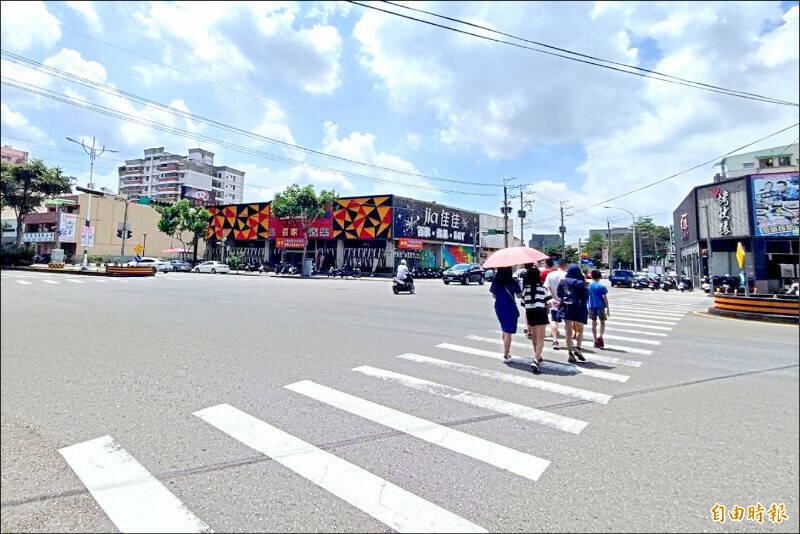 74歲鄭男撞傷斑馬線行人,辯稱「前方有車擋住看不到」,法院調閱監視器卻發現全程只有他一輛車,判刑3月、緩刑2年。示意圖,與本案無關。(資料照) 74歲鄭男撞傷斑馬線行人,辯稱「前方有車擋住看不到」,法院調閱監視器卻發現全程只有他一輛車,判刑3月、緩刑2年。示意圖,與本案無關。(資料照)