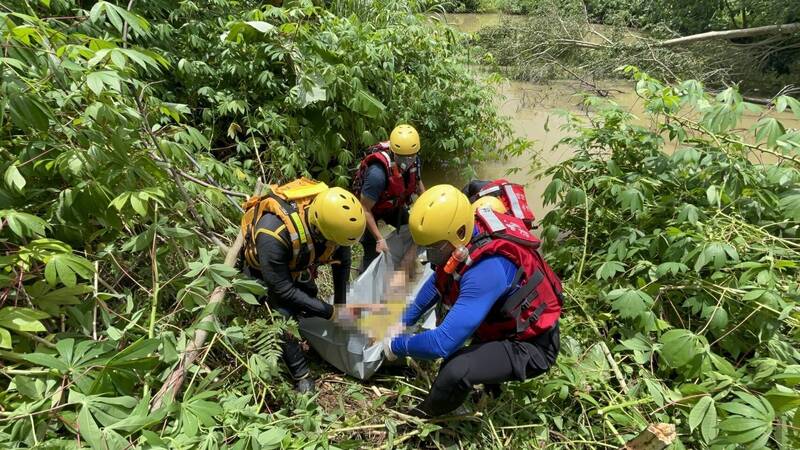 南投竹山身心障礙男子外出幫卧床父親買早餐，竟失聯多日，警方今委請消防隊協尋，發現男子時早已溺斃身亡。（南投縣消防局提供）