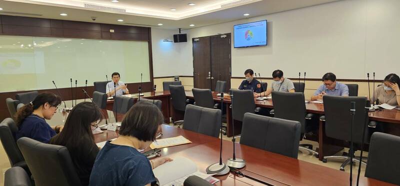 新竹地检署今天举办「查察妨害罢免分区联系中心教育训练」，针对即将开设的联系中心值班制度、接听检举电话作业流程、常见违法态样及通报分案作业，进行全面讲解与实作演练。（新竹地检署提供）