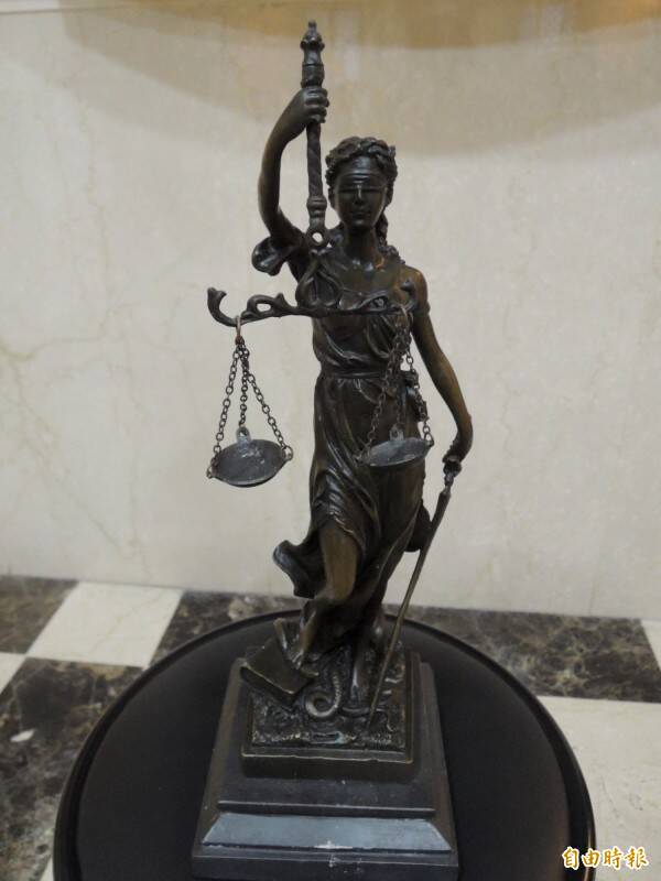 业界名「黑亚当」的薛男，把脸部没打马的「素人」小芳A片上网赚到419元挨告，他赔30万元获得缓刑。判决示意图。（资料照）