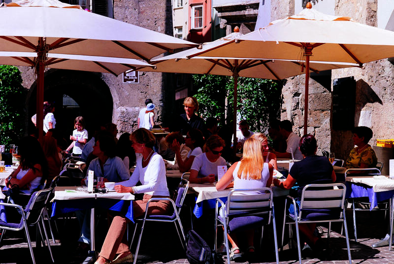 3名美国游客晚上6点在葡萄牙波尔图用餐，却因「吃饭时间太早」遭大批欧洲网友围剿，示意图。（情境照）