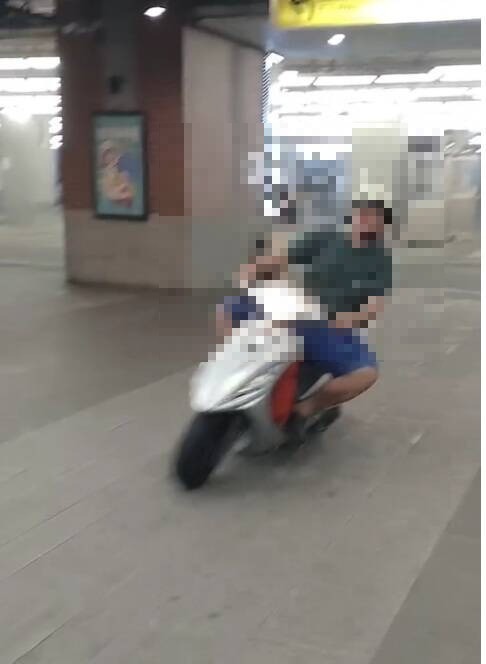 女網友指這位中年人騎機車於台中火車站內疾駛,還一度作勢衝撞,但警方卻說只能勸導。(記者張瑞楨翻攝Threads) 女網友指這位中年人騎機車於台中火車站內疾駛,還一度作勢衝撞,但警方卻說只能勸導。(記者張瑞楨翻攝Threads)
