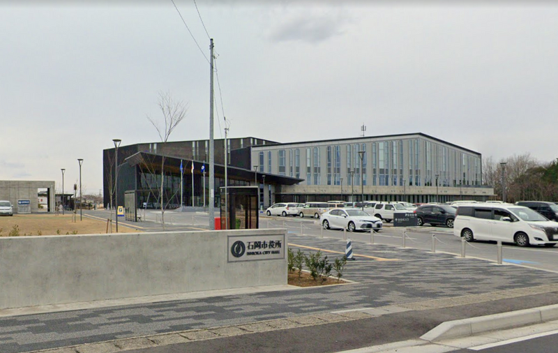 日本茨城縣石岡市某小學6年級健檢，竟有數名女學生被迫先脫掉內衣和男生一起上課。石岡市政府示意圖。（圖擷自Google街景）