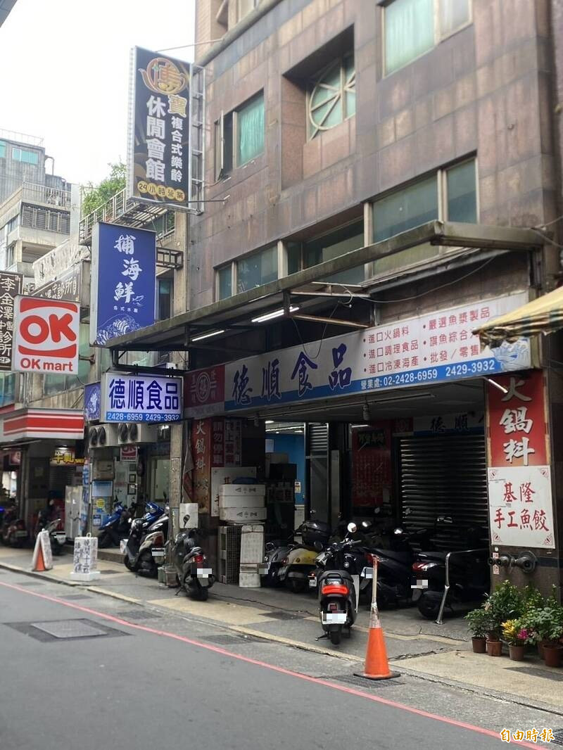 基隆市愛一路一家休閑會館以棋牌社為幌子，實則經營麻將賭場，被警一分局警方剿破。（記者林嘉東攝）