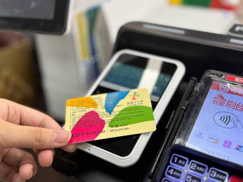 日前传出高中生破解晶片擅改金额，悠游卡沦为提款机，示意图。（资料照）