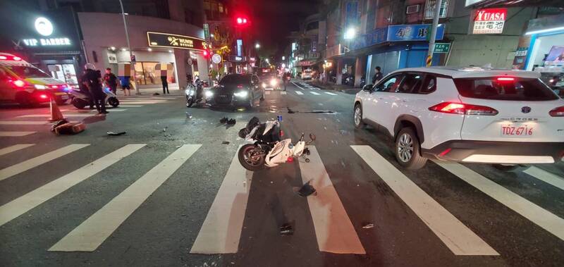 新北市警蘆洲分局王姓警員趕往處理糾紛，在路口撞上轎車，大小腿骨折，疼痛難耐。（記者吳仁捷翻攝）