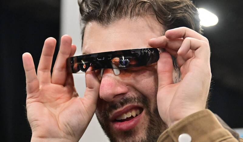 芬兰新创公司，开发出一款具备自动对焦功能的智慧眼镜，示意图。（法新社）