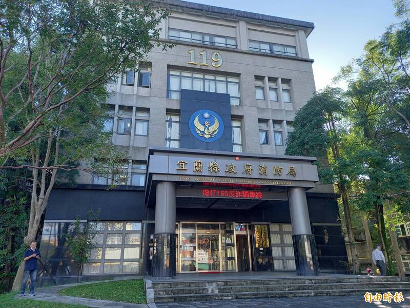 宜蘭壯圍一間屠宰場發生工人從2樓摔落地面,宜縣消防局(如圖)派救護車送醫急救。(記者江志雄攝) 宜蘭壯圍一間屠宰場發生工人從2樓摔落地面,宜縣消防局(如圖)派救護車送醫急救。(記者江志雄攝)