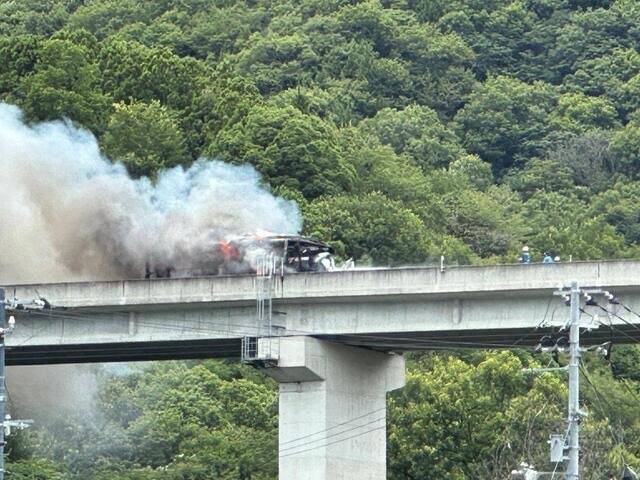 日本德岛高速公路发生巴士与卡车相撞事故，造成2人死亡、4人重伤、8人轻伤。（图撷自@world_X25帐号）