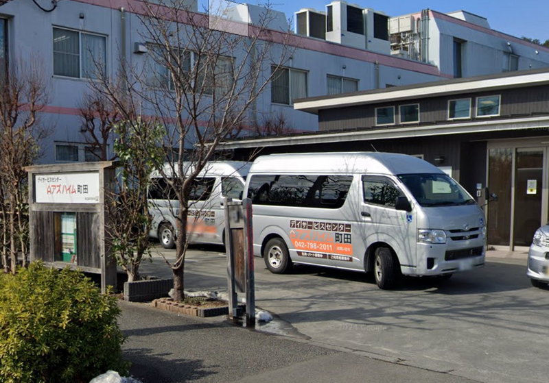 日本东京町田市老人长照中心接送专车，由70来岁女司机驾驶时撞击电线杆。图为事发长照中心同款接送车。（图撷自Google街景）