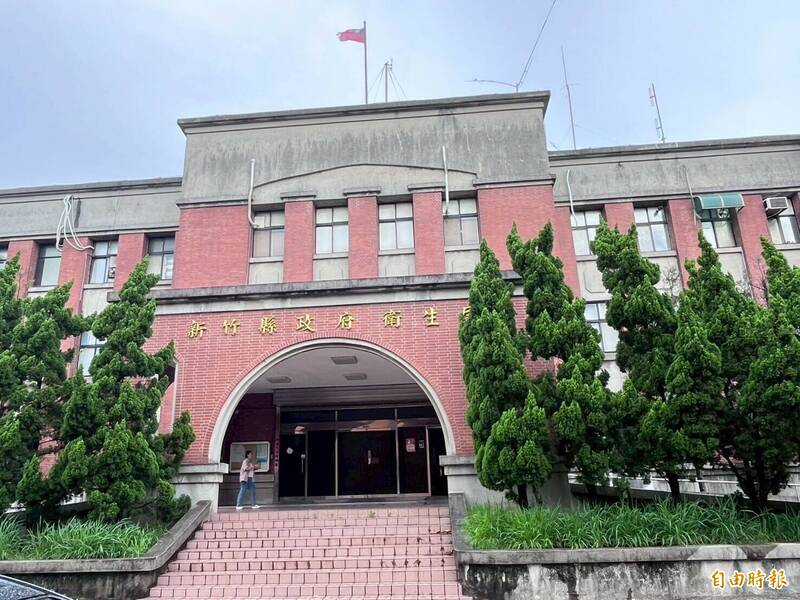 針對前芎林鄉衛生所吳姓主任涉貪被起訴一案，新竹縣政府衛生局表示，為免再生弊端，他們修訂「新竹縣行政相驗申請流程」且公告，另也核定新竹縣5家醫療機構配合辦理行政相驗的業務。（記者黃美珠攝）