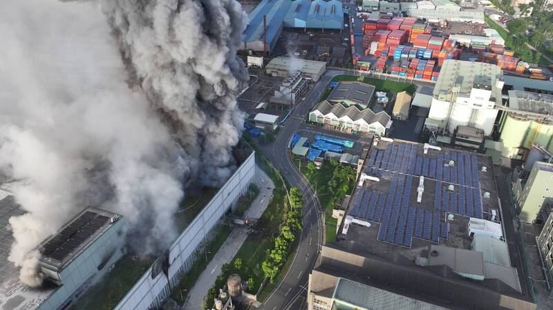 高雄三元电池厂大火产出氢氟酸或氟化氢气胶的有害物质，接触或吸入会造成延迟性的伤害。（高雄市消防局提供）