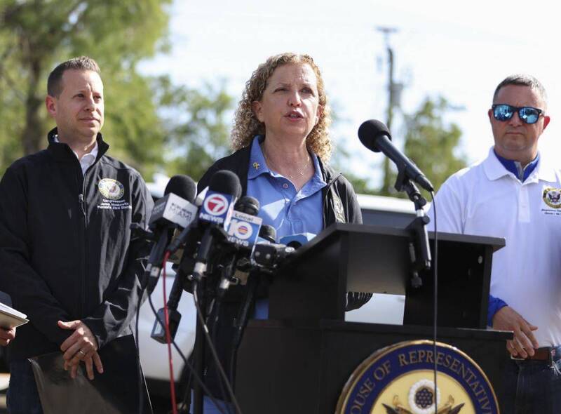 美國民主黨眾議員舒茲（中）痛批新建移民拘留中心衛生狀況不佳。（美聯社）