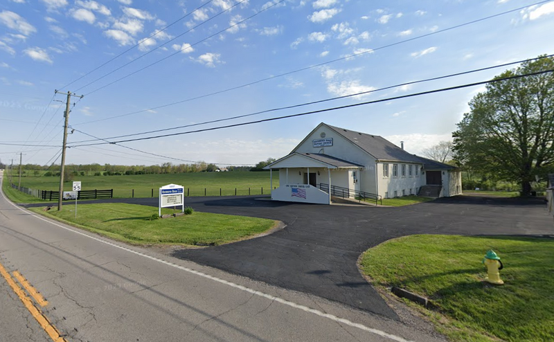 美国肯塔基州警方证实，1名枪手周日在机场附近被拦停后，射伤了1名州警，随后逃往1间教堂（见图）杀害了2名女性。（图撷自Google地图）