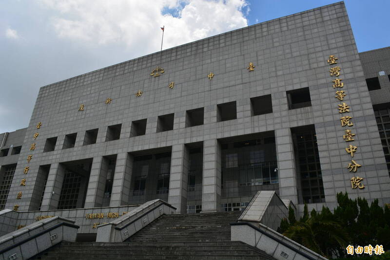 彰化高姓男子持斧头、折叠刀杀死哥哥，一审判13年半上诉二审，今天台中高分院开庭希望法官能减刑轻判。（记者陈建志摄）