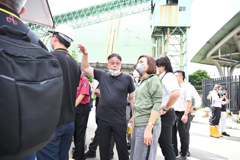 立委邱議瑩今前往三合能源電池廠關切救災情況，並提三大訴求確保地方權益。（邱議瑩團隊提供）