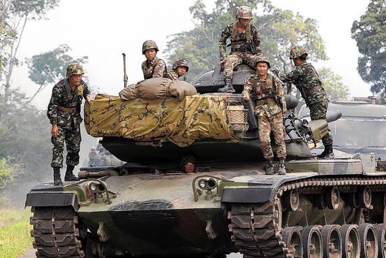圖為2011年4月，泰國軍方在與柬埔寨部隊發生邊境衝突期間，於素林府卡布錫區（Karb Cherng）部署戰車與士兵，強化前線防衛。此類跨境摩擦也成為2025年雙方關係再度緊繃的歷史背景之一。（歐新社資料照）