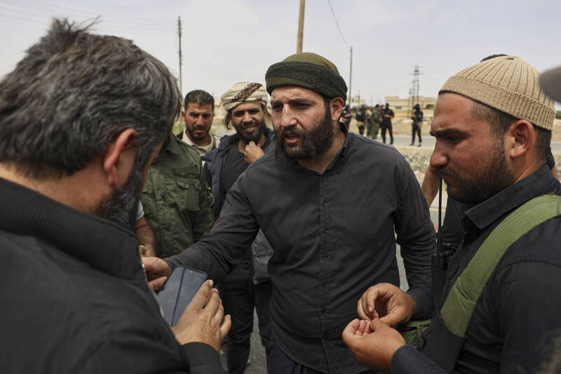 叙利亚苏韦达爆发冲突，贝都因部落与当地德鲁兹武装人员发生冲突，造成37人死亡。图为德鲁兹人。（美联社）