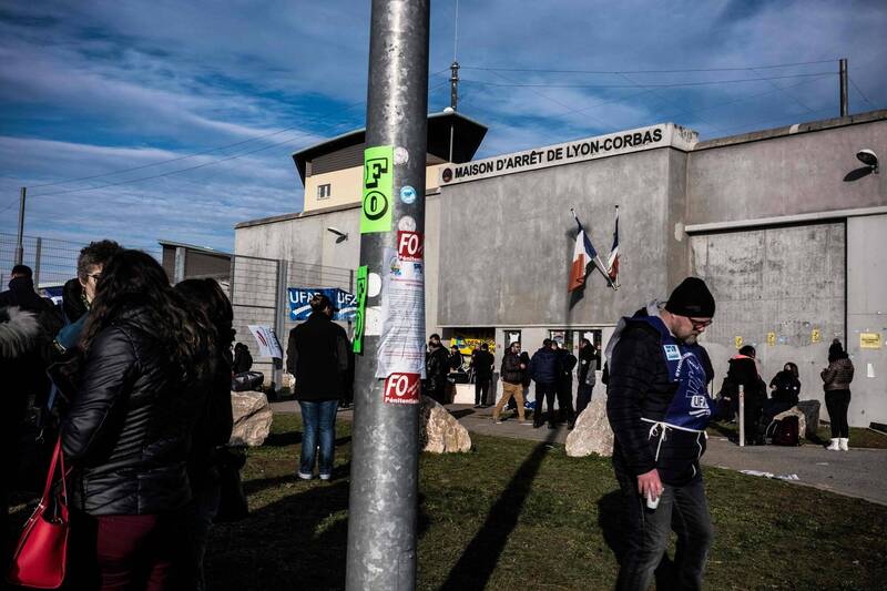 1名男子藏身于狱友刑满释放后的某个包中,从科尔巴斯监狱越狱。图为该监狱。(法新社) 1名男子藏身于狱友刑满释放后的某个包中,从科尔巴斯监狱越狱。图为该监狱。(法新社)