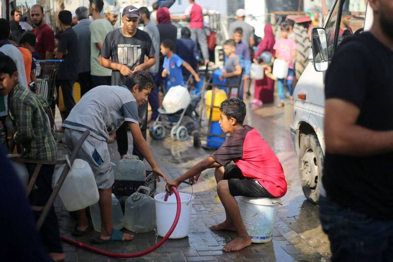 加萨官员指出，加萨地区中部的一处取水地点13日突遭到以军飞弹攻击，造成至少10人死亡，其中包括6名儿童。（法新社）