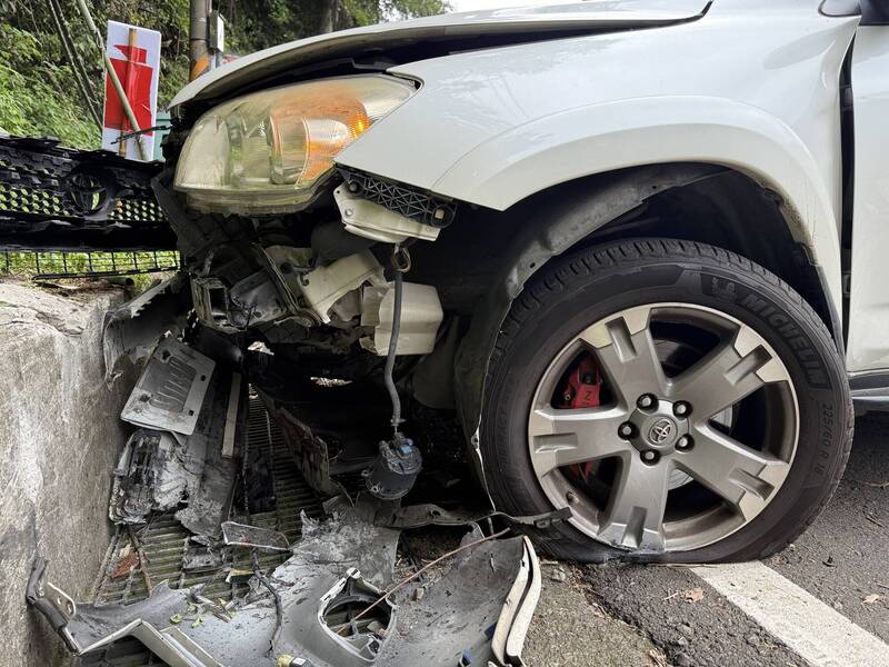 新竹縣五峰鄉五峰大橋今天下午發生車禍,白色休旅車從五峰大橋往南清公路,疑似煞車失靈自撞路旁水泥護欄,造成車頭嚴重受損,5名傷者送醫救治。(民眾提供) 新竹縣五峰鄉五峰大橋今天下午發生車禍,白色休旅車從五峰大橋往南清公路,疑似煞車失靈自撞路旁水泥護欄,造成車頭嚴重受損,5名傷者送醫救治。(民眾提供)