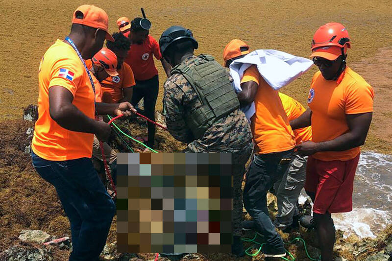 最近1艘載有移民的船隻在多明尼加東海岸傾覆，救援隊已找到17名倖存者和7具屍體。圖為救援隊打撈受害者。（法新社）