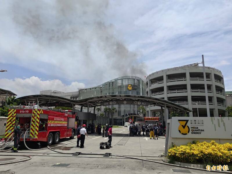 陳其邁直到中午過後仍在三元能源大火現場，透過無人機傳回畫面緊盯火勢。（記者王榮祥攝）