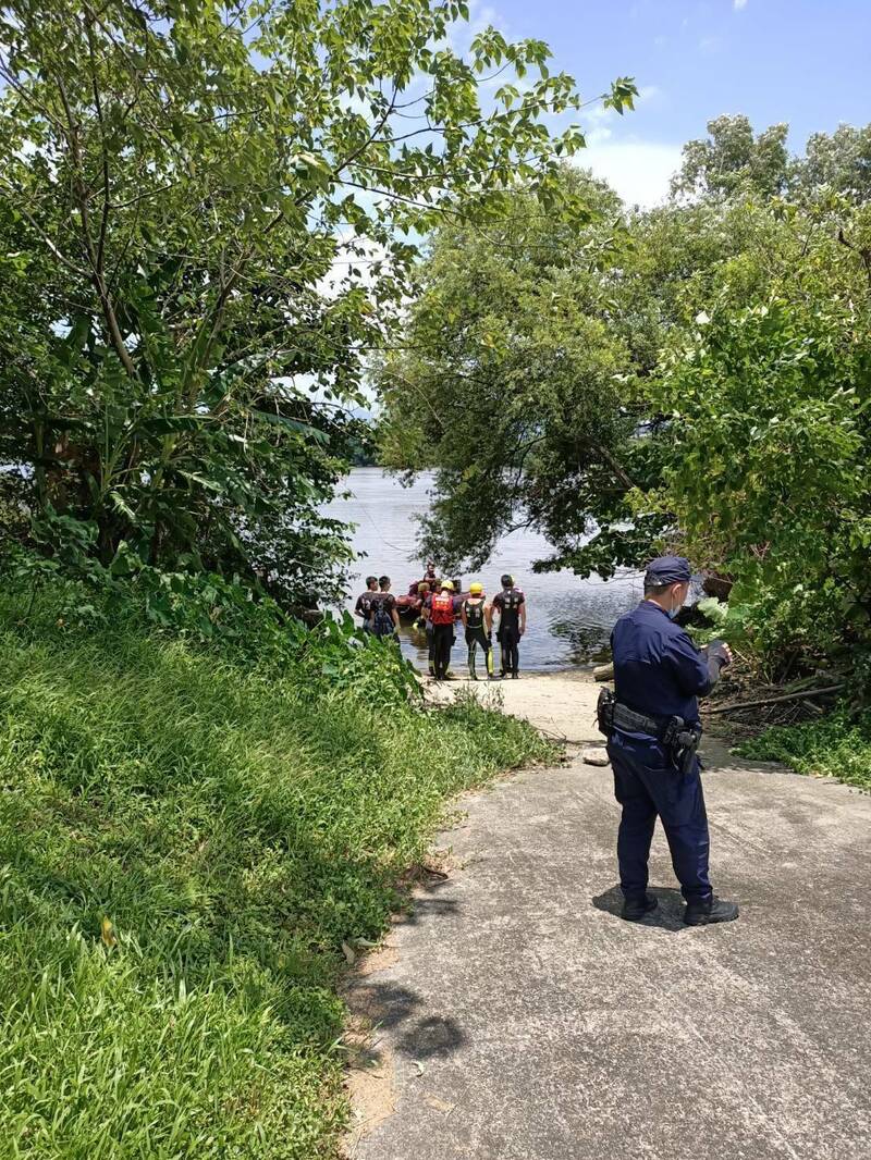 中和华中桥下恐龙园区公园惊见女浮尸，消防人员打捞上岸。（记者陆运锋翻摄）