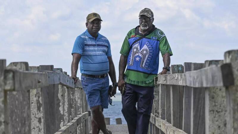 托雷斯海峡原住民帕拜（Pabai Pabai，左）与卡拜（Paul Kabai，右）提告澳洲政府气候怠惰，联邦法院驳回诉求后，两人表示极度失望与心碎。（法新社）