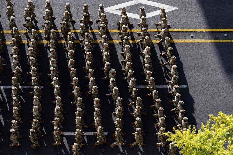 南韓外交部長提名人趙顯表示，從未與華府討論過駐韓美軍裁軍或撤離事宜。圖為駐韓美軍在閱兵儀式上列隊前進。（法新社資料照）