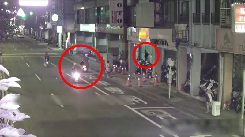 警方騎車追趕徒步逃跑的移工。（記者徐聖倫翻攝）