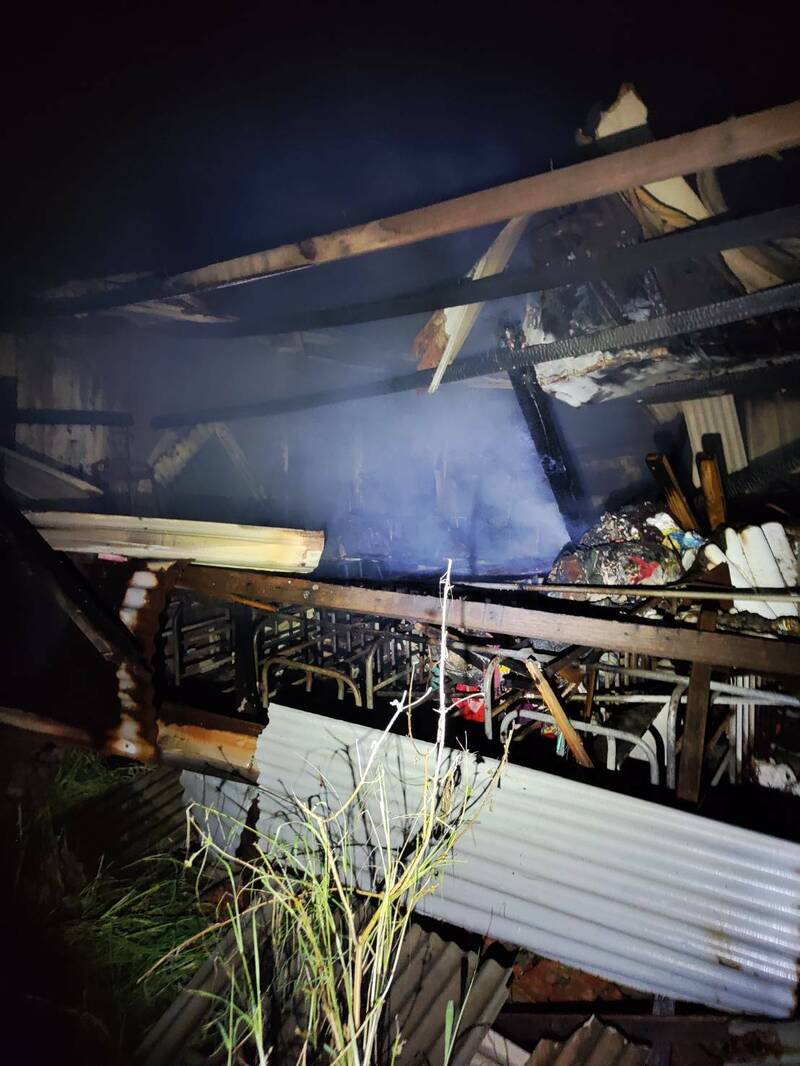 7月12日晚間，住在台南七股的88歲吳姓老婦人因家中停電點蠟燭照明，引發火災，不幸命喪火窟，有媒體報導事後消防隊要家屬拿預防火災海報拍照，引發家屬與里長不滿。（民眾提供）