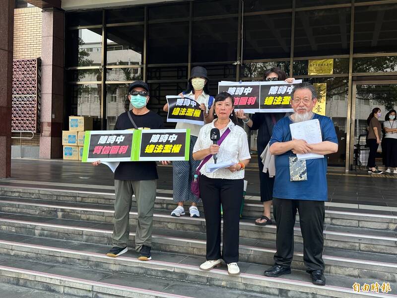 美、日等海外牙医师联盟今日上午前往台北地方法院,对陈时中提出背信告诉。(记者吴升儒摄) 美、日等海外牙医师联盟今日上午前往台北地方法院,对陈时中提出背信告诉。(记者吴升儒摄)