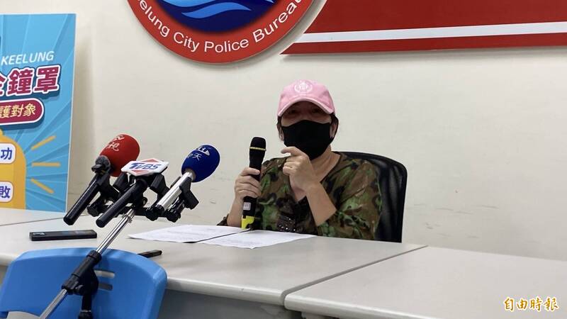 退休葉姓婦人現身說法表示，她誤信詐團投資詐騙手法，被騙走100萬元；她提醒市民詐團都畫一個很大的餅，慫恿被害人投資，直到發現血本無歸才知受騙上當。（記者林嘉東攝）