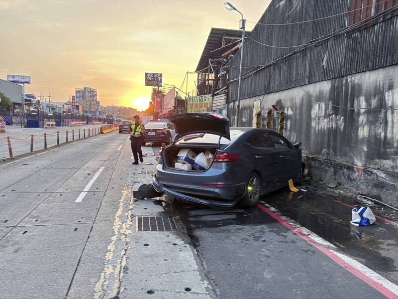 郭女开车自撞路边围墙。（记者徐圣伦翻摄）
