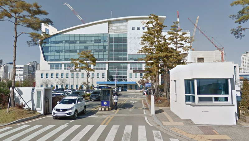 南韓京畿道金浦市男子在家中砍死父母和胞兄，接著還若無其事地伴屍入睡。金浦警察署示意圖。（圖擷自Google街景）