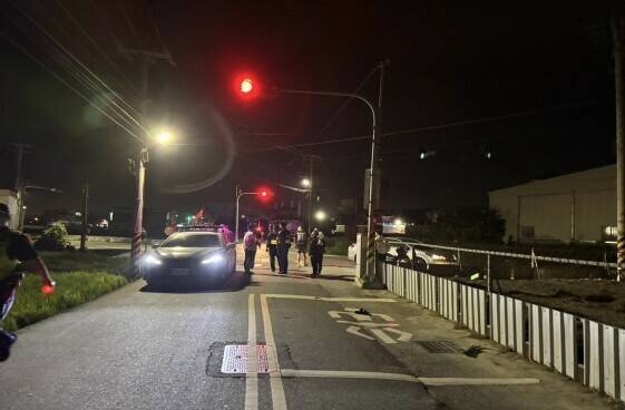 媽媽騎機車載女兒與開車黃男於圖中路口碰撞，母女飛落一旁農田裡，女兒送彰濱秀傳急救不治。彰化地院依過失致死罪判黃男10月徒刑，母親則是行經閃黃燈未減速，考量其承受喪女之痛，判處2月徒刑、緩刑2年。（民眾提供）