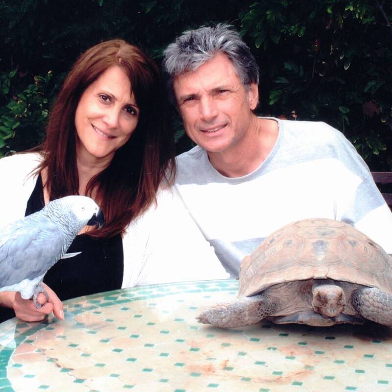 《美國偶像》音樂總監凱伊和丈夫德盧卡,在加州洛杉磯豪宅遭槍殺身亡。(圖擷自Murder_and_its_victims臉書) 《美國偶像》音樂總監凱伊和丈夫德盧卡,在加州洛杉磯豪宅遭槍殺身亡。(圖擷自Murder_and_its_victims臉書)