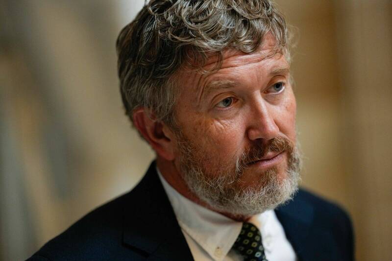 共和党众议员马西发起「解除请愿书」，允许就发布艾普斯坦文件进行全院投票。图为马西。（彭博社）