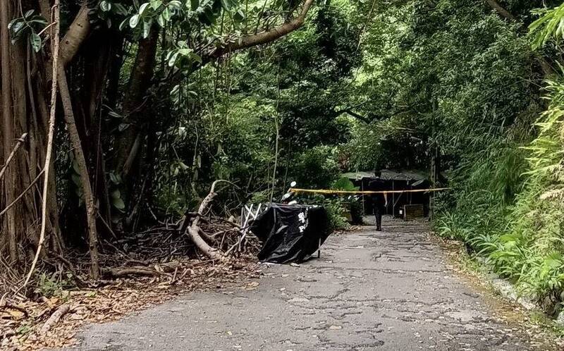 新北新店和美山步道今上午發現一具女屍，警方封鎖現場調查。（記者陸運鋒翻攝）