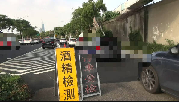 失聯移工跳上車頂逃逸。（記者鄭景議翻攝）