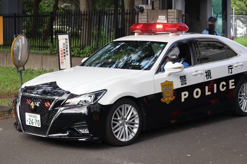 日本男子疑似对饭店服务态度感到不满，竟用假名陆续订了580间房。警视厅警车示意图。（图撷自@Aichi_103hiro「X」帐号）