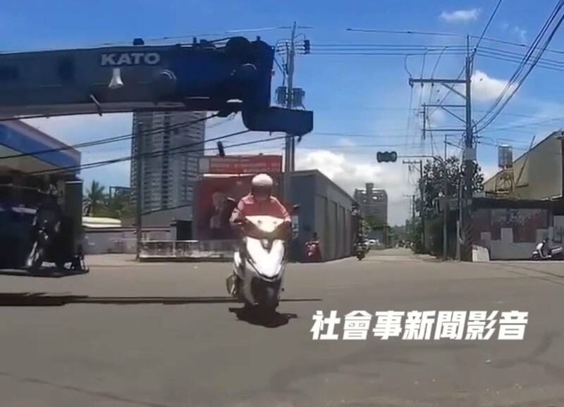 高雄1輛吊車路口闖紅燈迎面來,女騎士低頭閃過吊臂驚險保命。
(擷取自社會事新聞影音) 高雄1輛吊車路口闖紅燈迎面來,女騎士低頭閃過吊臂驚險保命。
(擷取自社會事新聞影音)