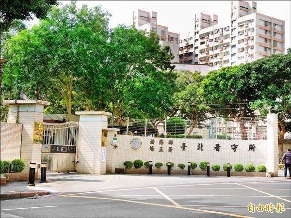 林姓男子怀疑同被羁押在台北看守所的黄姓收容人偷吃自己食物，竟要求对方脱光衣物坐在马桶上，用毛巾捆其手脚恐吓。新北地检署侦结，依涉犯强制罪将林男起诉。（资料照）